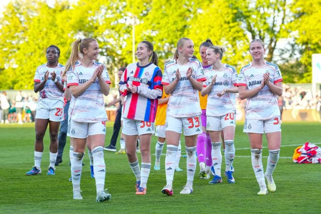 29.04.2026, xydrx, Frauen, Fußball, 1.Frauen-Bundesliga, SV Werder Bremen - FC Bayern München, Saison 2025 2026, Stadion Platz 11: Edna Imade (FC Bayern München, 29) Glodis Perla Viggosdottir (FC Bayern München, 4) Laila Portella (FC Bayern München, 36) Luzie Zaehringer (FC Bayern München, 33) Franziska Kett (FC Bayern München, 20) Marie Gmeineder (FC Bayern München, 37) freuen sich über den 2:0 Sieg DFB regulations prohibit any use of photographs as image sequences and or quasi-video. Copyright: HMBxMedia YannisxDreimann