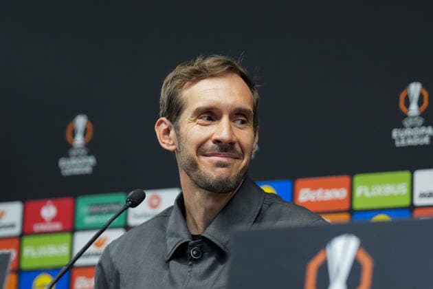 Julian Schuster (SC Freiburg, Trainer) Pressekonferenz, Presse, PK, Portugal, Fussball, UEFA Europa League, Halbfinale, Hinspiel, 2025 2026, SC Braga vs. SC Freiburg, 29.04.2026, Estadio Municipal de Braga, Braga, Braga Estadio Municipal de Braga Cavado Portugal Copyright: xArnexAmbergx