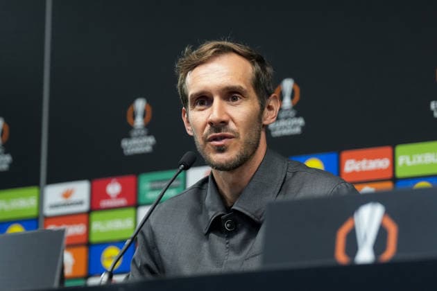 Julian Schuster (SC Freiburg, Trainer) Pressekonferenz, Presse, PK, Portugal, Fussball, UEFA Europa League, Halbfinale, Hinspiel, 2025 2026, SC Braga vs. SC Freiburg, 29.04.2026, Estadio Municipal de Braga, Braga, Braga Estadio Municipal de Braga Cavado Portugal Copyright: xArnexAmbergx