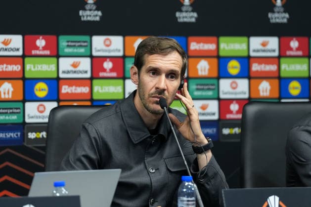 Julian Schuster (SC Freiburg, Trainer) Pressekonferenz, Presse, PK, Portugal, Fussball, UEFA Europa League, Halbfinale, Hinspiel, 2025 2026, SC Braga vs. SC Freiburg, 29.04.2026, Estadio Municipal de Braga, Braga, Braga Estadio Municipal de Braga Cavado Portugal Copyright: xArnexAmbergx