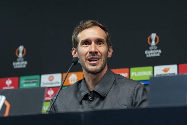 Julian Schuster (SC Freiburg, Trainer) Pressekonferenz, Presse, PK, Portugal, Fussball, UEFA Europa League, Halbfinale, Hinspiel, 2025 2026, SC Braga vs. SC Freiburg, 29.04.2026, Estadio Municipal de Braga, Braga, Braga Estadio Municipal de Braga Cavado Portugal Copyright: xArnexAmbergx