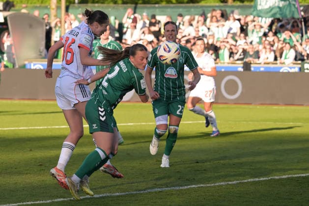 Kopfball von Laila Portella, SV Werder Bremen (F) - FC Bayern Muenchen (F) , Fussball, Frauen, Bundesliga, DFB, 29.04.2026 DFB regulations prohibit any use of photographs as image sequences and or quasi-video Bremen Bremen Deutschland