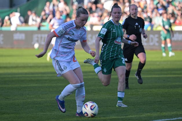 Franziska Kett (FC Bayern Muenchen 20) imm Angriff , SV Werder Bremen (F) - FC Bayern Muenchen (F) , Fussball, Frauen, Bundesliga, DFB, 29.04.2026 DFB regulations prohibit any use of photographs as image sequences and or quasi-video Bremen Bremen Deutschland