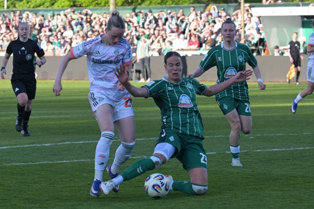 Nach diesem Foul von Hanna Nemeth (SV Werder Bremen 23) an Franziska Kett (FC Bayern Muenchen 20) gab es Elfmeter , SV Werder Bremen (F) - FC Bayern Muenchen (F) , Fussball, Frauen, Bundesliga, DFB, 29.04.2026 DFB regulations prohibit any use of photographs as image sequences and or quasi-video Bremen Bremen Deutschland