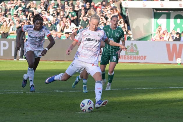 Pernille Harder (FC Bayern Muenchen 21) verwandelt den Elfmeter zum 2:0 , SV Werder Bremen (F) - FC Bayern Muenchen (F) , Fussball, Frauen, Bundesliga, DFB, 29.04.2026 DFB regulations prohibit any use of photographs as image sequences and or quasi-video Bremen Bremen Deutschland