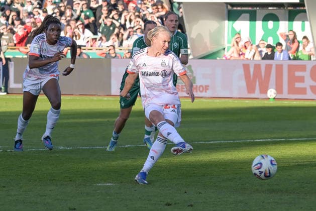 Pernille Harder (FC Bayern Muenchen 21) verwandelt den Elfmeter zum 2:0 , SV Werder Bremen (F) - FC Bayern Muenchen (F) , Fussball, Frauen, Bundesliga, DFB, 29.04.2026 DFB regulations prohibit any use of photographs as image sequences and or quasi-video Bremen Bremen Deutschland