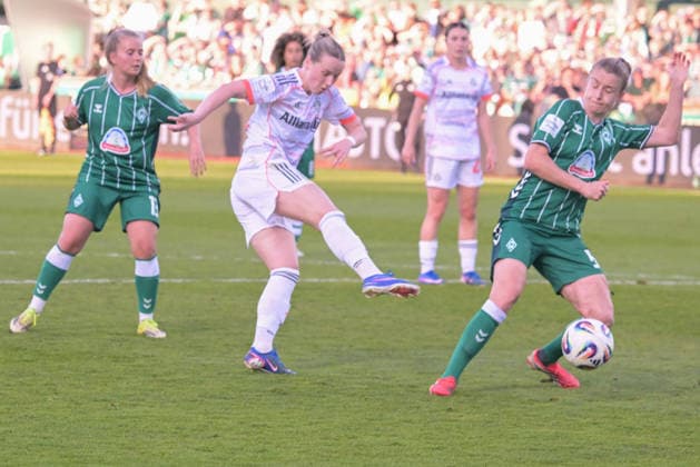 Schuss von Franziska Kett , SV Werder Bremen (F) - FC Bayern Muenchen (F) , Fussball, Frauen, Bundesliga, DFB, 29.04.2026 DFB regulations prohibit any use of photographs as image sequences and or quasi-video Bremen Bremen Deutschland