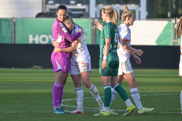Torfrau Maria Luisa Grohs (FC Bayern Muenchen 1) feiert mit Magdalena Eriksson (FC Bayern Muenchen 5) den Sieg , SV Werder Bremen (F) - FC Bayern Muenchen (F) , Fussball, Frauen, Bundesliga, DFB, 29.04.2026 DFB regulations prohibit any use of photographs as image sequences and or quasi-video Bremen Bremen Deutschland