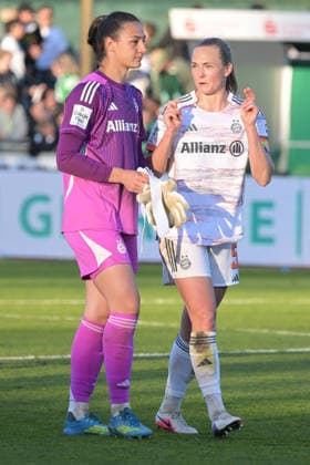 Torfrau Maria Luisa Grohs (FC Bayern Muenchen 1) links mit Magdalena Eriksson (FC Bayern Muenchen 5), SV Werder Bremen (F) - FC Bayern Muenchen (F) , Fussball, Frauen, Bundesliga, DFB, 29.04.2026 DFB regulations prohibit any use of photographs as image sequences and or quasi-video Bremen Bremen Deutschland