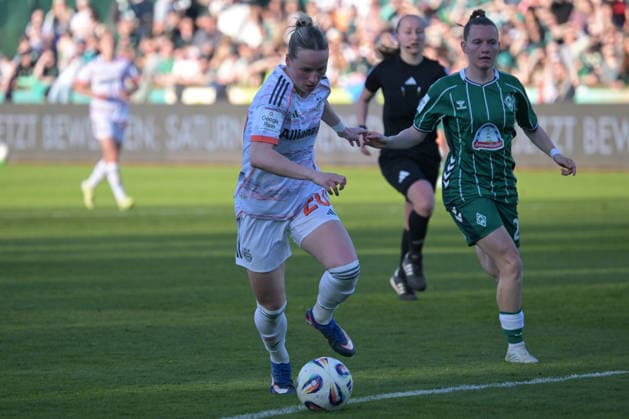 Franziska Kett (FC Bayern Muenchen 20) imm Angriff , SV Werder Bremen (F) - FC Bayern Muenchen (F) , Fussball, Frauen, Bundesliga, DFB, 29.04.2026 DFB regulations prohibit any use of photographs as image sequences and or quasi-video Bremen Bremen Deutschland