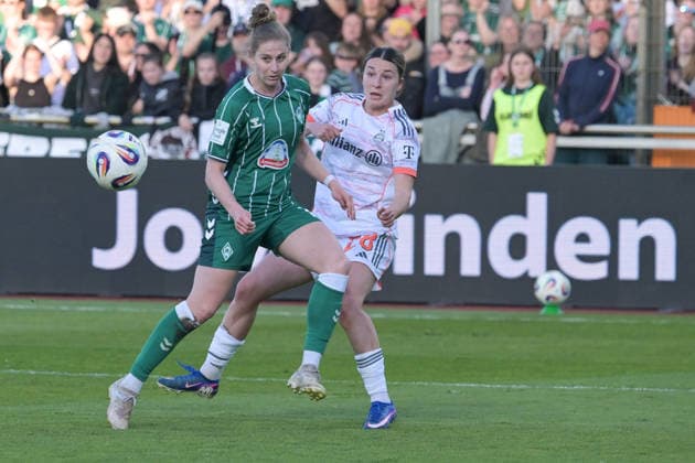 Flanke von Barbara Dunst , SV Werder Bremen (F) - FC Bayern Muenchen (F) , Fussball, Frauen, Bundesliga, DFB, 29.04.2026 DFB regulations prohibit any use of photographs as image sequences and or quasi-video Bremen Bremen Deutschland