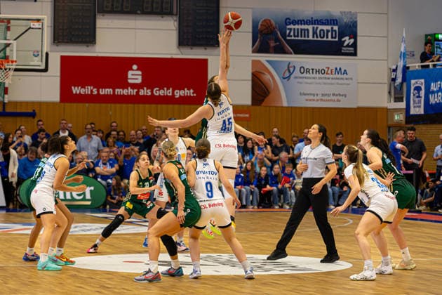 Damen Basketball Bundesliga 1. DBBL, BC Pharmaserv Marburg vs. Rutronik Stars Keltern, Sporthalle Georg-Gassmann-Stadion Marburg; 29.04.2026 Damen Basketball Bundesliga DBBL, Marburg, Germany - 29.04.2026: Tip-Off, 1. DBBL, Spiel des BC Marburg vs. Rutronik Stars Keltern, Sporthalle Georg-Gassmann-Stadion Marburg Copyright: xBEAUTIFULxSPORTS Freudensteinx