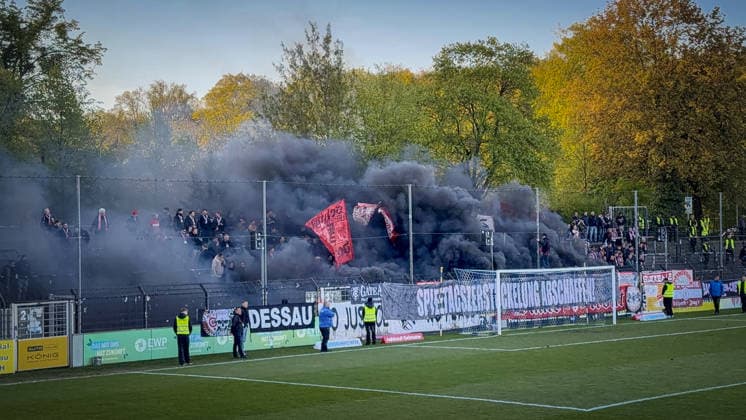 Fußball, Herren, Saison 2025 2026, Regionalliga Nordost, 32. Spieltag, SV Babelsberg 03 vs. Hallescher FC, Mittwoch 29.04.2026, Karl-Liebknecht-Stadion Potsdam, Im Bild: Die mitgereisten Fans des Halleschen FC zünden Pyrotechnik Brandenburg Deutschland *** Soccer, Men, Season 2025 2026, Regionalliga Nordost, Matchday 32, SV Babelsberg 03 vs Hallescher FC, Wednesday 29 04 2026, Karl Liebknecht Stadion Potsdam, In the picture The accompanying fans of Hallescher FC set off pyrotechnics Brandenburg Germany
