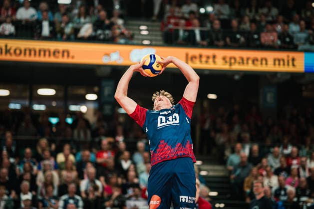VBL: SVG Lüneburg vs. Berlin Recycling Volleys, 29.04.2026 Santeri Välimaa (SVG Lüneburg, 12) spielt den Ball; Volleyball Bundesliga, Playoffs, Finale, Spiel 1: SVG Lüneburg vs. Berlin Recycling Volleys am 29.04.2026 in der LKH-Arena, Lüneburg Copyright: xBEAUTIFULxSPORTS Tonhäuserx