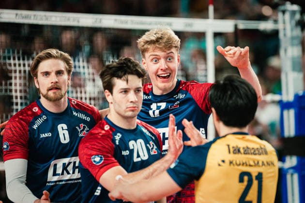VBL: SVG Lüneburg vs. Berlin Recycling Volleys, 29.04.2026 Axel Enlund (SVG Lüneburg, 17) jubelt mit dem Team; Volleyball Bundesliga, Playoffs, Finale, Spiel 1: SVG Lüneburg vs. Berlin Recycling Volleys am 29.04.2026 in der LKH-Arena, Lüneburg Copyright: xBEAUTIFULxSPORTS Tonhäuserx