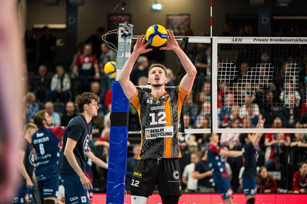 Volleyball I Herren I Saison 2025-2026 I Bundesliga I Finale I SVG Lüneburg - Berlin Recycling Volleys I 29.04.2026 Florian Krage-Brewitz (12, Berlin Recycling Volleys) pritscht den Ball Copyright: xLobeca Björn-OlexKehmx