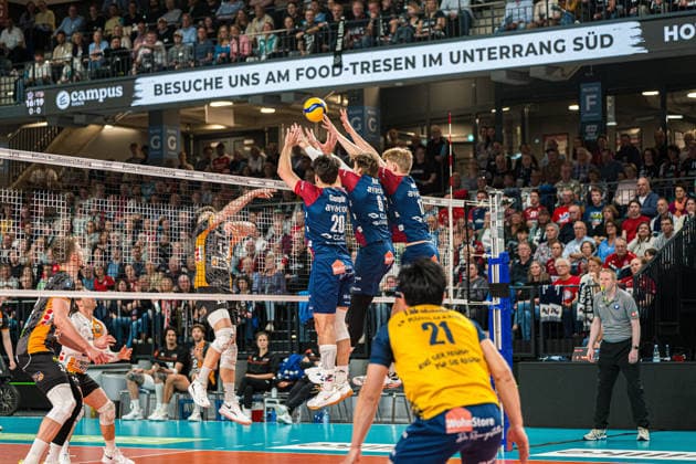 Volleyball I Herren I Saison 2025-2026 I Bundesliga I Finale I SVG Lüneburg - Berlin Recycling Volleys I 29.04.2026 Block Ethan Robert Champlin (20, SVG Lüneburg), Jackson Clifford Howe (6, SVG Lüneburg) und Axel Valentin Enlund (17, SVG Lüneburg) gegen Angriff Ruben Schott (13, Berlin Recycling Volleys) Copyright: xLobeca Björn-OlexKehmx