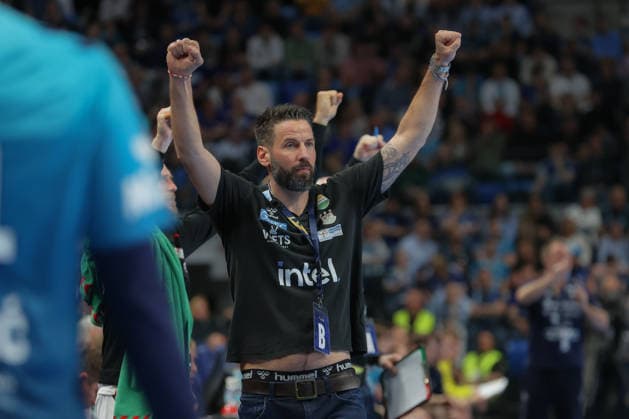 29.04.2026, xtgx, Handball, EHF Champions League 1 4 Finale, Pick Szeged - SC Magdeburg v.l. Bennet Wiegert (Magdeburg, Trainer) Jubel, Torjubel, jubelt ueber das Tor, celebrate the goal, celebration Szegend