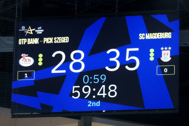 29.04.2026, xtgx, Handball, EHF Champions League 1 4 Finale, Pick Szeged - SC Magdeburg v.l. Symbolfoto, Symbolbild Anzeigetafel Spielstand 28:35 Szegend