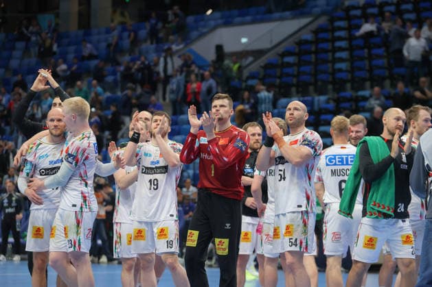 29.04.2026, xtgx, Handball, EHF Champions League 1 4 Finale, Pick Szeged - SC Magdeburg v.l. Magdeburg Jubel ueber den Sieg, Jubel nach Spielende Szegend