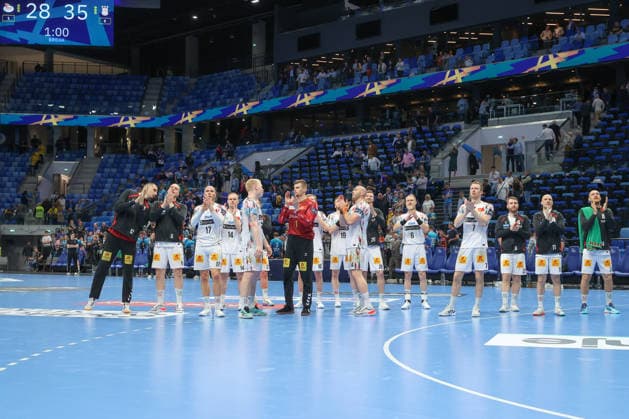 29.04.2026, xtgx, Handball, EHF Champions League 1 4 Finale, Pick Szeged - SC Magdeburg v.l. Magdeburg Jubel ueber den Sieg, Jubel nach Spielende Szegend