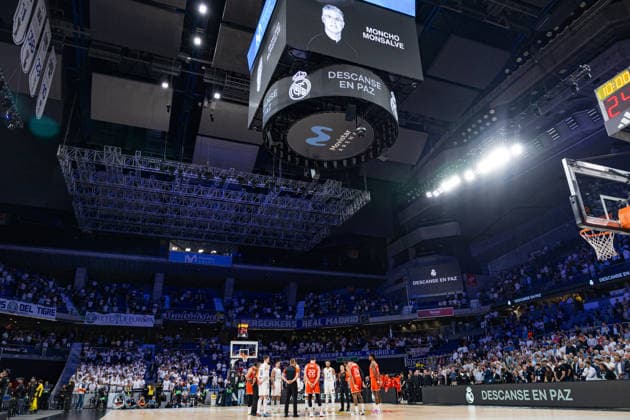 ESP: Real Madrid v Hapoel IBI Tel Aviv Euroleague PlayOff Game 1 Minute of silence for the passing of Moncho Monsalve during the Euroleague match, PlayOff Game 1, between Real Madrid and Hapoel IBI Tel Aviv played at Movistar Arena Stadium on April 29 2026 in Madrid Spain Madrid Spain Basketball Copyright: xAlbaxPachecox xAgenciaxLOFx