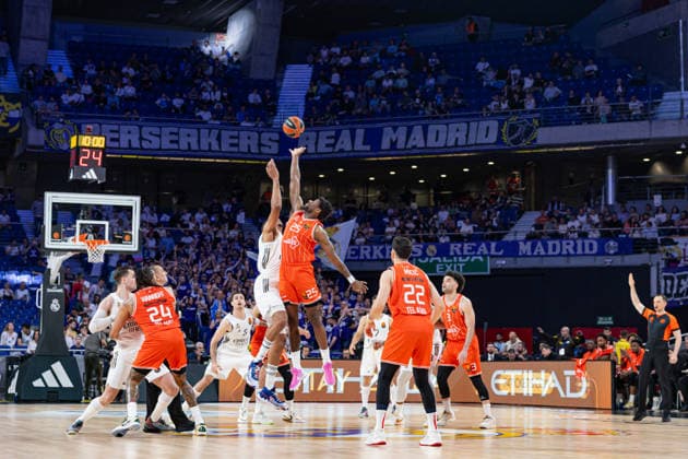 ESP: Real Madrid v Hapoel IBI Tel Aviv Euroleague PlayOff Game 1 jump initial Edy Tavares of Real Madrid and Dan Oturu of Hapoel IBI Tel Aviv during the Euroleague match, PlayOff Game 1, between Real Madrid and Hapoel IBI Tel Aviv played at Movistar Arena Stadium on April 29 2026 in Madrid Spain Madrid Spain Basketball Copyright: xAlbaxPachecox xAgenciaxLOFx
