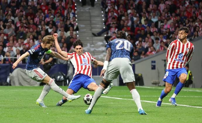 Martin odegaard of Arsenal has a shot blocked by Johnny Cardoso of Atletico Madrid Atletico Madrid v Arsenal, UEFA Champions League, Semi Final, First Leg, Football, Riyadh Air Metropolitano, Madrid, Spain - 29 Apr 2026Madrid Riyadh Air Metropolitano Spain EDITORIAL USE ONLY No use with unauthorised audio, video, data, fixture lists, club league logos or live services. Online in-match use limited to 120 images, no video emulation. No use in betting, games or single club league player publications. Copyright: xKieranxMcManus Shutterstockx 16847970w