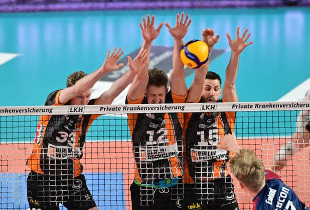 GER; 1.VBL, Play Off Finale, SVG Lueneburg vs Berlin Recycling Volleys 29.04.2026, GER; 1. VBL, PLay Off Fnale, SVG Lueneburg vs Berlin Recycling Volleys, im Bild Fedor Ivanov (BRV 33), Florian Krage-Brewitz (BRV 12) und Moritz Reichert (BRV 15) versuchen sich gegen Axel Valentin Enlund (SVG 17) durchzusetzen