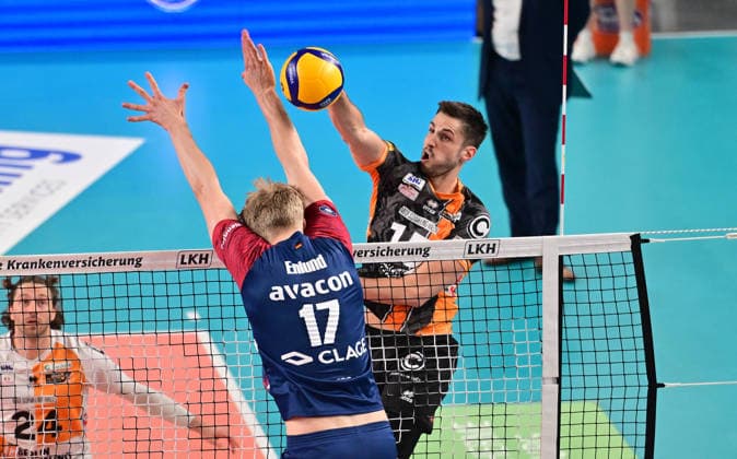 GER; 1.VBL, Play Off Finale, SVG Lueneburg vs Berlin Recycling Volleys 29.04.2026, GER; 1. VBL, PLay Off Fnale, SVG Lueneburg vs Berlin Recycling Volleys, im Bild Moritz Reichert (BRV 15) versucht isch gegen Axel Valentin Enlund (SVG 17) durchzusetzen