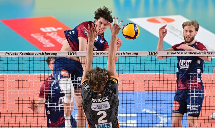 GER; 1.VBL, Play Off Finale, SVG Lueneburg vs Berlin Recycling Volleys 29.04.2026, GER; 1. VBL, PLay Off Fnale, SVG Lueneburg vs Berlin Recycling Volleys, im Bild Cole Matthew Young (SVG 8) versucht sich gegen Matthew Knigge (BRV 2) durchzusetzen