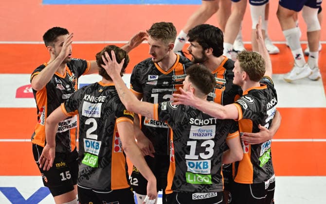 GER; 1.VBL, Play Off Finale, SVG Lueneburg vs Berlin Recycling Volleys 29.04.2026, GER; 1. VBL, PLay Off Fnale, SVG Lueneburg vs Berlin Recycling Volleys, im Bild die Berliner Mannschaft jubelt