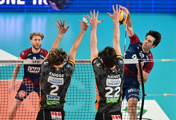 GER; 1.VBL, Play Off Finale, SVG Lueneburg vs Berlin Recycling Volleys 29.04.2026, GER; 1. VBL, PLay Off Fnale, SVG Lueneburg vs Berlin Recycling Volleys, im Bild Ethan Champlin (SVG 20) versucht sich gegen Matthew Knigge (BRV 2) und Jake Hanes (BRV 22) durchzusetzen