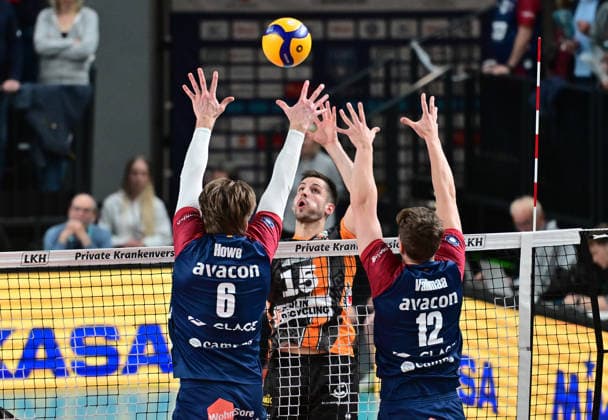 GER; 1.VBL, Play Off Finale, SVG Lueneburg vs Berlin Recycling Volleys 29.04.2026, GER; 1. VBL, PLay Off Fnale, SVG Lueneburg vs Berlin Recycling Volleys, im Bild Moritz Reichert (BRV 15) versucht sich gegen Jackson Clifford Howe (SVG 6) und Santeri Välimaa Santeri Vaelimaa (SVG 12) durchzusetzen