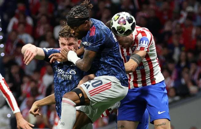 Noni Madueke of Arsenal catches Viktor Gyökeres in the face Atletico Madrid v Arsenal, UEFA Champions League, Semi Final, First Leg, Football, Riyadh Air Metropolitano, Madrid, Spain - 29 Apr 2026Madrid Riyadh Air Metropolitano Spain EDITORIAL USE ONLY No use with unauthorised audio, video, data, fixture lists, club league logos or live services. Online in-match use limited to 120 images, no video emulation. No use in betting, games or single club league player publications.  Copyright: xKieranxMcManus Shutterstockx 16847970y