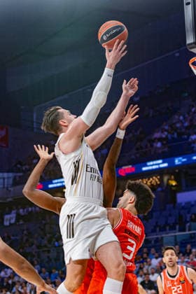 ESP: Real Madrid v Hapoel IBI Tel Aviv Euroleague PlayOff Game 1 Mario Hezonja of Real Madrid in action during the Euroleague match, PlayOff Game 1, between Real Madrid and Hapoel IBI Tel Aviv played at Movistar Arena Stadium on April 29 2026 in Madrid Spain Madrid Spain Basketball Copyright: xAlbaxPachecox xAgenciaxLOFx