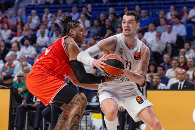 ESP: Real Madrid v Hapoel IBI Tel Aviv Euroleague PlayOff Game 1 Mario Hezonja of Real Madrid held back by the defence of Ish Wainright during the Euroleague match, PlayOff Game 1, between Real Madrid and Hapoel IBI Tel Aviv played at Movistar Arena Stadium on April 29 2026 in Madrid Spain Madrid Spain Basketball Copyright: xAlbaxPachecox xAgenciaxLOFx