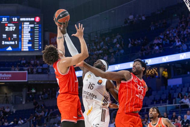ESP: Real Madrid v Hapoel IBI Tel Aviv Euroleague PlayOff Game 1 Usman Garuba of Real Madrid and Collin Malcolm fighting for the rebound during the Euroleague match, PlayOff Game 1, between Real Madrid and Hapoel IBI Tel Aviv played at Movistar Arena Stadium on April 29 2026 in Madrid Spain Madrid Spain Basketball *** ESP Real Madrid v Hapoel IBI Tel Aviv Euroleague PlayOff Game 1 Usman Garuba of Real Madrid and Collin Malcolm fighting for the rebound during the Euroleague match, PlayOff Game 1, between Real Madrid and Hapoel IBI Tel Aviv played at Movistar Arena Stadium on April 29 2026 in Madrid Spain Spain Madrid Spain Basketball Copyright: xAlbaxPachecox xAgenciaxLOFx