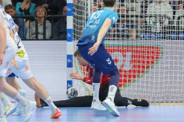 29.04.2026, xtgx, Handball, EHF Champions League 1 4 Finale, Pick Szeged - SC Magdeburg v.l. Sergey Hernandez Ferrer (Magdeburg, 1) Parade, haelt den Ball, faengt den Ball, pariert Szegend