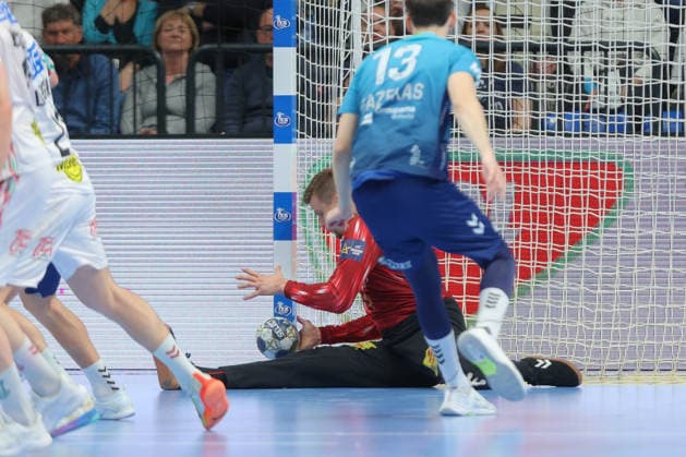 29.04.2026, xtgx, Handball, EHF Champions League 1 4 Finale, Pick Szeged - SC Magdeburg v.l. Sergey Hernandez Ferrer (Magdeburg, 1) Parade, haelt den Ball, faengt den Ball, pariert Szegend