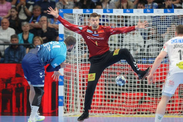 29.04.2026, xtgx, Handball, EHF Champions League 1 4 Finale, Pick Szeged - SC Magdeburg v.l. Sergey Hernandez Ferrer (Magdeburg, 1) Parade, haelt den Ball, faengt den Ball, pariert Szegend