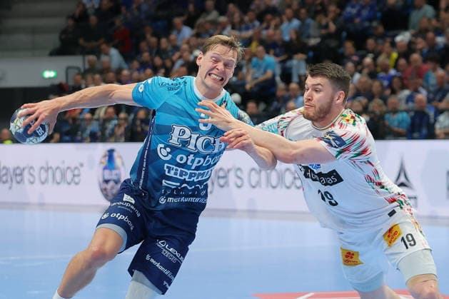 29.04.2026, xtgx, Handball, EHF Champions League 1 4 Finale, Pick Szeged - SC Magdeburg v.l. Janus Dadi Smarason (Szeged, 3), Elvar Orn Jonsson (Magdeburg, 19) Zweikampf, Duell, Kampf, tackle Szegend