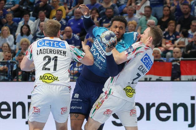 29.04.2026, xtgx, Handball, EHF Champions League 1 4 Finale, Pick Szeged - SC Magdeburg v.l. Albin Lagergren (Magdeburg, 21), Jeremy Toto (Szeged, 31), Felix Claar (Magdeburg, 7) Zweikampf, Duell, Kampf, tackle Szegend