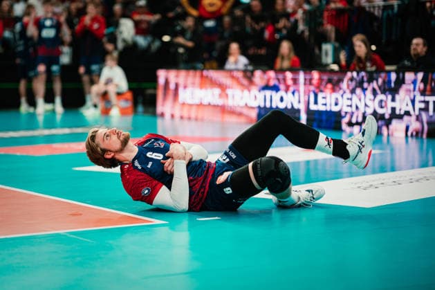 VBL: SVG Lüneburg vs. Berlin Recycling Volleys, 29.04.2026 Jackson Howe (SVG Lüneburg, 6) liegt am Boden; Volleyball Bundesliga, Playoffs, Finale, Spiel 1: SVG Lüneburg vs. Berlin Recycling Volleys am 29.04.2026 in der LKH-Arena, Lüneburg Copyright: xBEAUTIFULxSPORTS Tonhäuserx