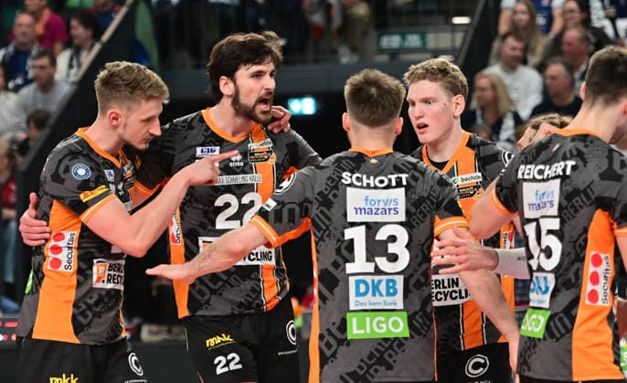 GER; 1.VBL, Play Off Finale, SVG Lueneburg vs Berlin Recycling Volleys 29.04.2026, GER; 1. VBL, PLay Off Fnale, SVG Lueneburg vs Berlin Recycling Volleys, im Bild die Berliner Mannschaft jubelt