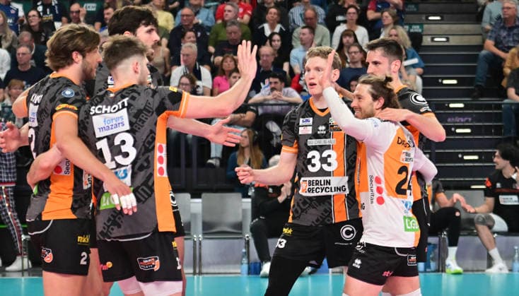 GER; 1.VBL, Play Off Finale, SVG Lueneburg vs Berlin Recycling Volleys 29.04.2026, GER; 1. VBL, PLay Off Fnale, SVG Lueneburg vs Berlin Recycling Volleys, im Bild die Berliner Mannschaft jubelt