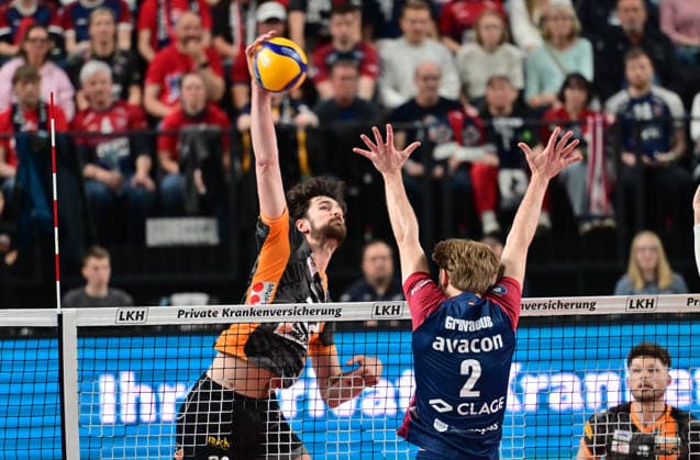 GER; 1.VBL, Play Off Finale, SVG Lueneburg vs Berlin Recycling Volleys 29.04.2026, GER; 1. VBL, PLay Off Fnale, SVG Lueneburg vs Berlin Recycling Volleys, im Bild Jake Hanes (BRV 22) versucht sich gegen Daniel Gruvaeus Daniel Gruvaeus (SVG 2) durchzusetzen