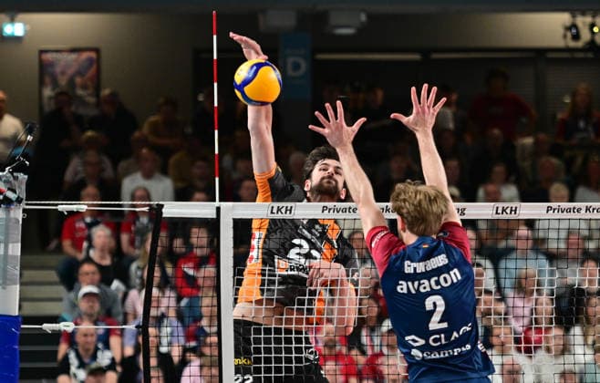 GER; 1.VBL, Play Off Finale, SVG Lueneburg vs Berlin Recycling Volleys 29.04.2026, GER; 1. VBL, PLay Off Fnale, SVG Lueneburg vs Berlin Recycling Volleys, im Bild Jake Hanes (BRV 22) versucht sich gegen Daniel Gruvaeus Daniel Gruvaeus (SVG 2) durchzusetzen