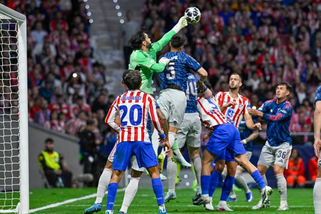 April 29, 2026, Madrid, Madrid, Spain: DAVID RAYA of Arsenal Football Club in action clears the ball with his fists during the Champions League first semifinal match between ATLETICO DE MADRID and ARSENAL FOOTBALL CLUB, held on April 29, 2026, at the Riyadh Air Metropolitano, Madrid, Spain. ATLETICO DE MADRID Vs ARSENAL FOOTBALL CLUB Champions League Match, Season 25 26 (04.29.26)  - ZUMAc312 20260429_zsp_c312_218 Copyright: xOscarxManuelxSanchezx