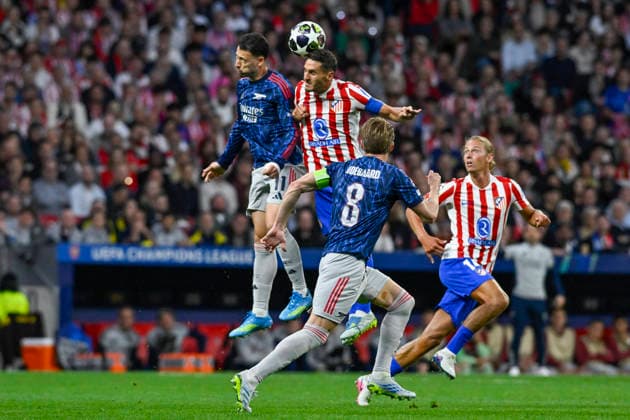 April 29, 2026, Madrid, Madrid, Spain: KOKE of Atletico de Madrid disputes a ball GABRIEL MARTINELLI of Arsenal Football Club during the Champions League first semifinal match between ATLETICO DE MADRID and ARSENAL FOOTBALL CLUB, held on April 29, 2026, at the Riyadh Air Metropolitano, Madrid, Spain. Madrid Spain - ZUMAc312 20260429_zsp_c312_220 Copyright: xOscarxManuelxSanchezx